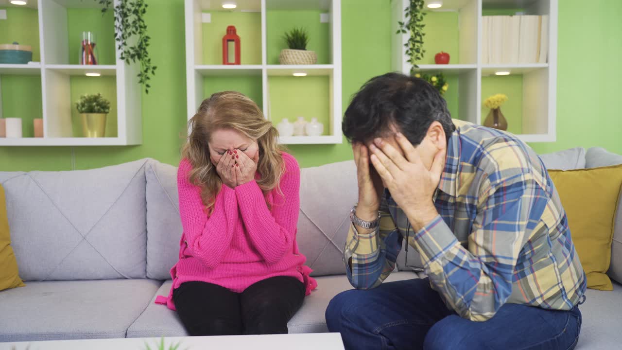 슬픈 소식을 듣고, 성숙한 부부는 서로 포옹하여 서로를 위로합니다.