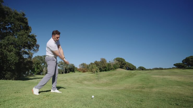 Uomo che gioca a golf in una giornata di sole