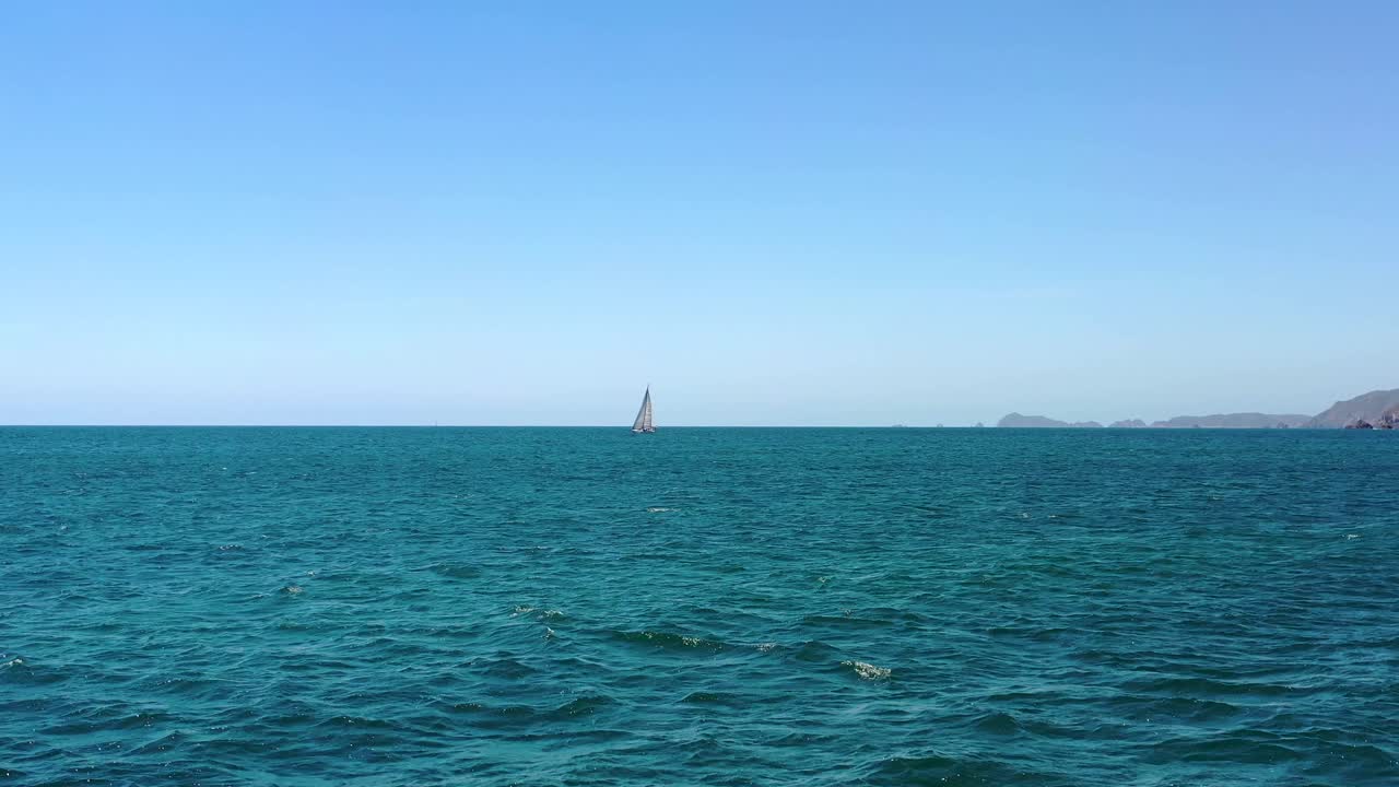 멕시코의 태평양 만에 있는 웅장한 범선의 드론 보기