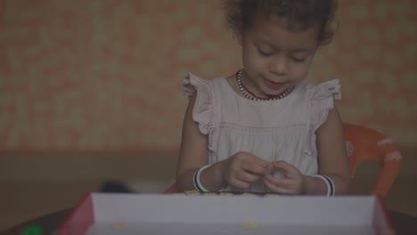 uma linda jovem asiática cantando e conversando enquanto se diverte jogando um jogo de quebra-cabeça em casa