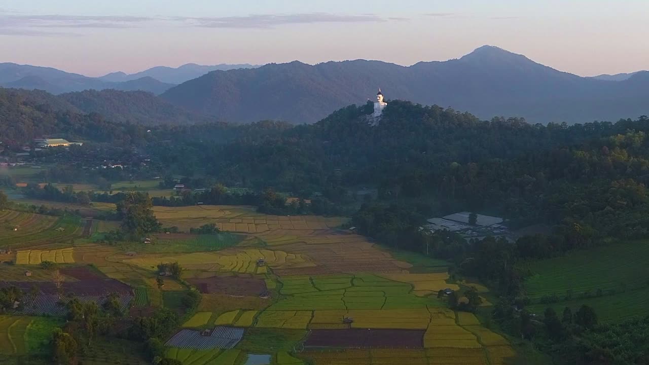 Luftfoto af et bjerg med et tempel i Thailand