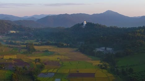 vista aérea de una montaña con un templo en tailandia