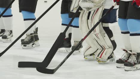 Las-Piernas-Del-Equipo-De-Hockey-Sobre-Hielo-Se-Calientan-Listas-Para-El-Partido-En-Los-Juegos-Olímpicos,-Cierran