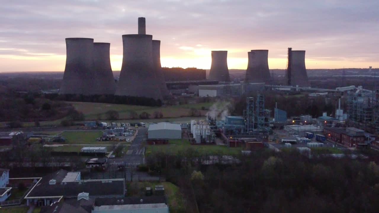 Fiddlers Ferry nedlagt kulfyret kraftværk ved solopgangens skyline bag Warrington-landemærke – et luftfoto, der trækker sig tilbage