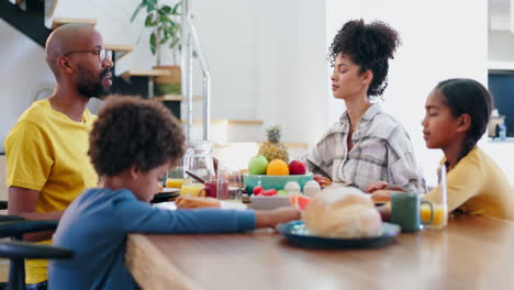 Zuhause,-Gebet-Und-Familie-Mit-Kindern-Beim-Mittagessen