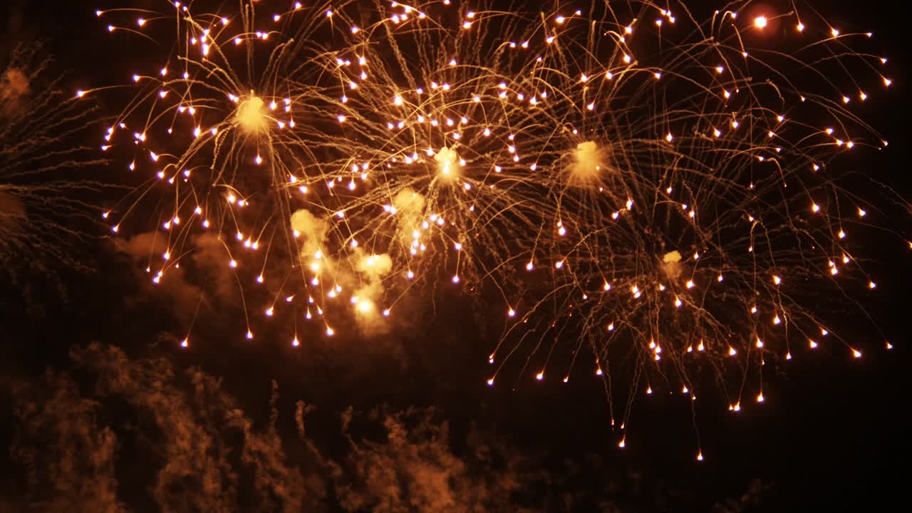 la felicidad frente a la playa de pattaya
