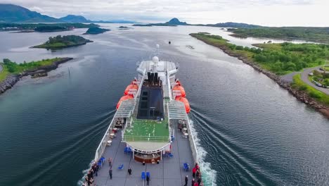 Kreuzfahrtfähre-RoPax-Schiff.-Bronnoysund,-Wunderschöne-Natur-Norwegen.