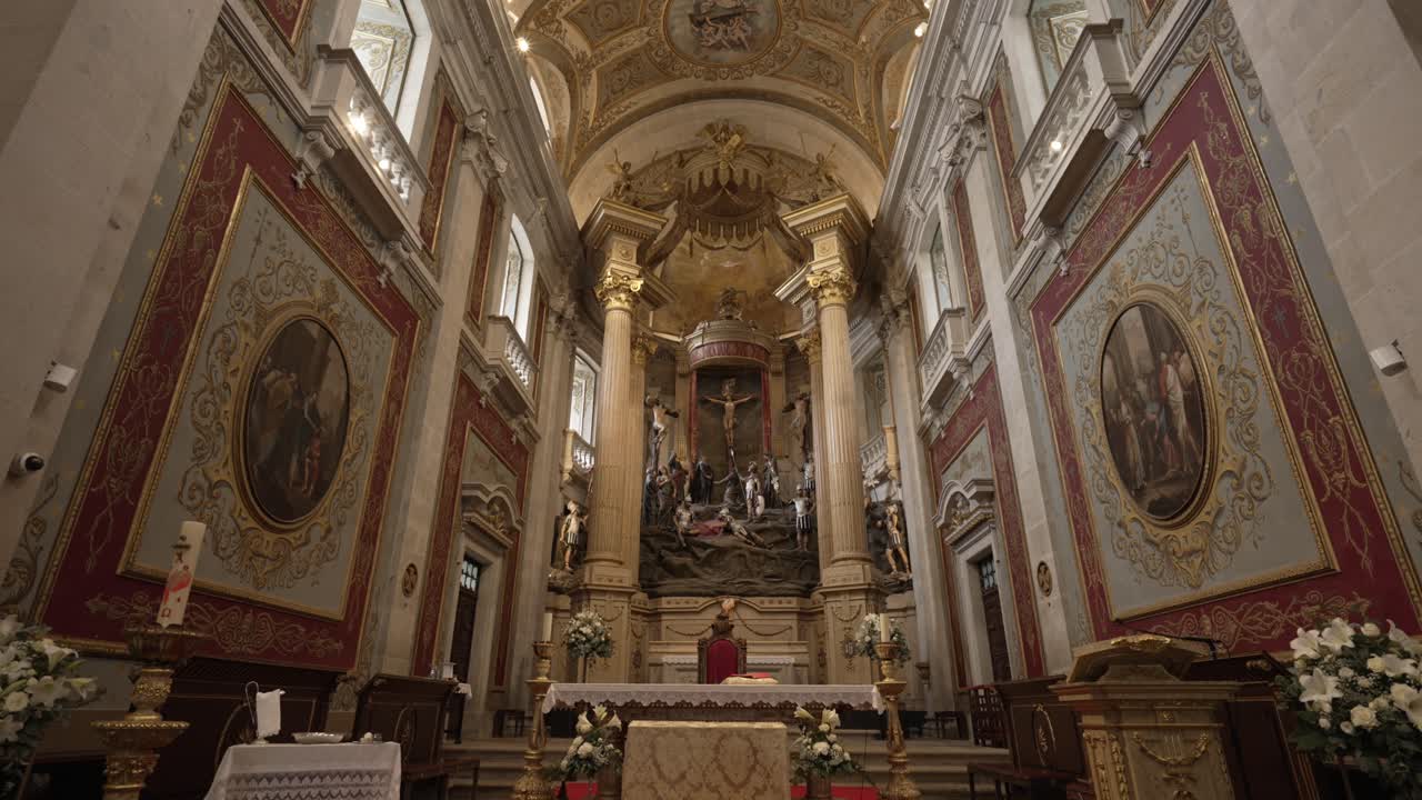 포르투갈 브라가 (braga) 에 있는 bom jesus do monte의 장식된 인테리어는 바로크와 로코코 디자인을 특징으로 합니다.