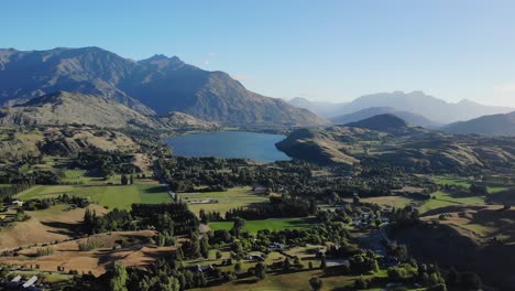 Luftrückzug-Von-Double-Cone-Mountain-Und-Lake-Hayes