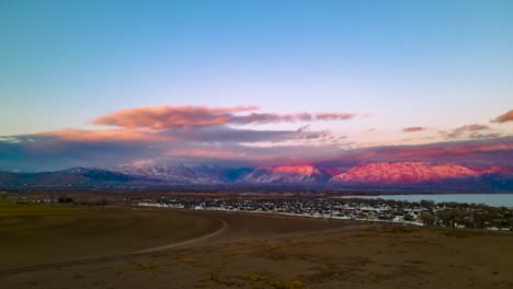 Wolken-Ziehen-Bei-Sonnenuntergang-über-Dem-See-Und-Den-Vororten-–-Hyperlapse-Aus-Der-Luft