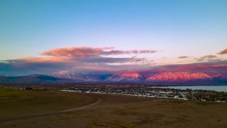 nubes moviéndose sobre el lago y los suburbios al atardecer - hiperlapso aéreo