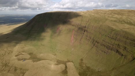 Bewölkte-Schatten,-Die-über-Llyn-Y-Fan-Fach-Brecon-Leuchtfeuer-Grüne-Berge-Wildnis-Landschaft-Luft-Eindrücken