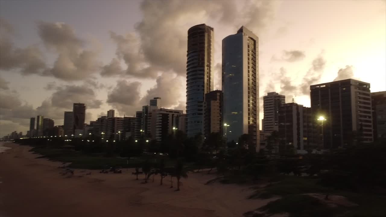 tiro de playa panorámico hasta rascacielos y nubes esponjosas en brasil