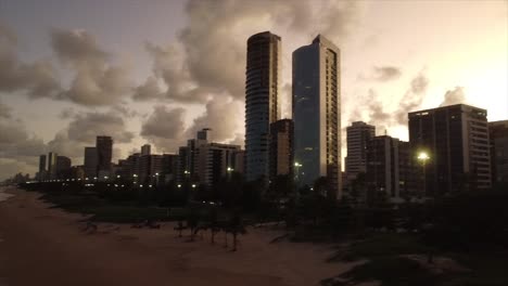 Strandaufnahme,-Die-Bis-Zu-Wolkenkratzern-Und-Flauschigen-Wolken-In-Brasilien-Schwenkt