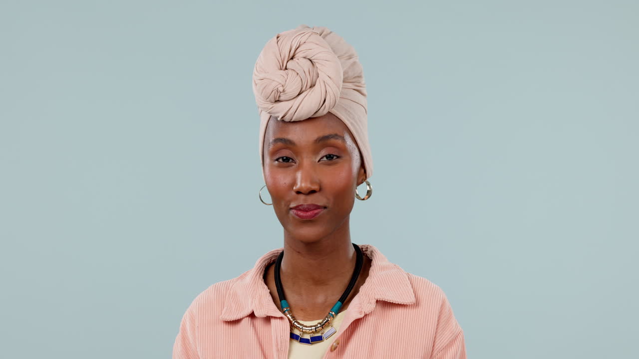 rosto, secreto e mulher preta com o dedo nos lábios