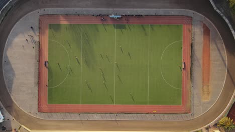 acercándose a la vista aérea de la cancha de hockey en el estadio de la villa olímpica