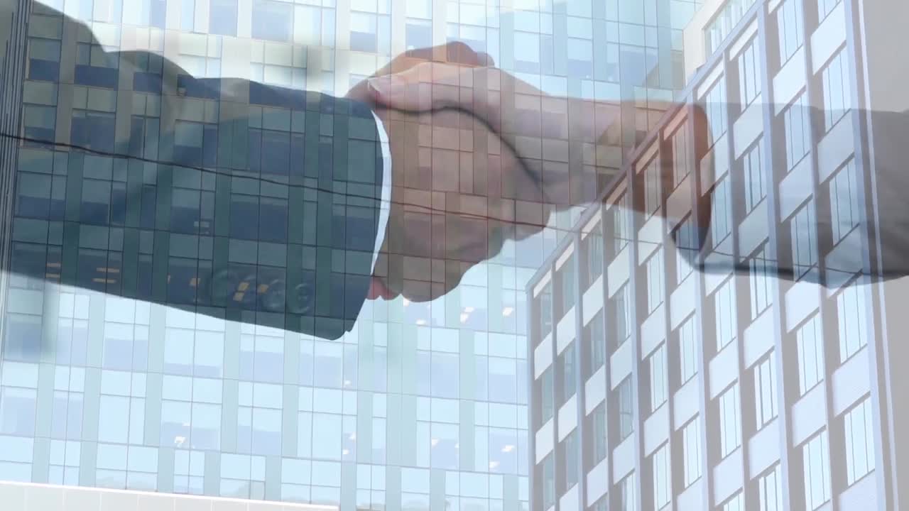 Composición digital de gente de negocios dándose la mano frente a edificios altos de fondo