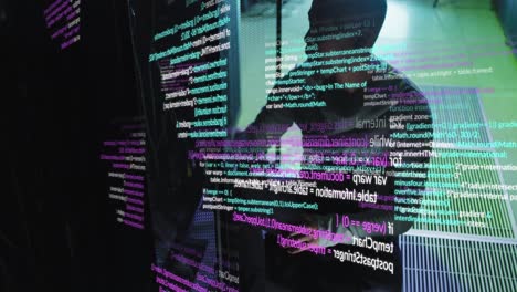 animación del procesamiento de datos sobre un ingeniero afroamericano que trabaja en la sala de servidores de computadoras