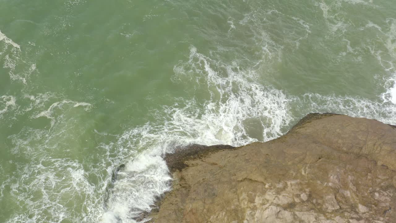 fantastico colpo di onde che colpiscono la roccia nel mare_3
