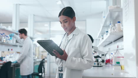 Frau,-Wissenschaftlerin-Und-Tablet-In-Der-Forschung