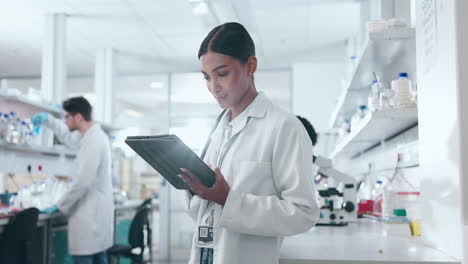 mujer, científica y tableta en la investigación
