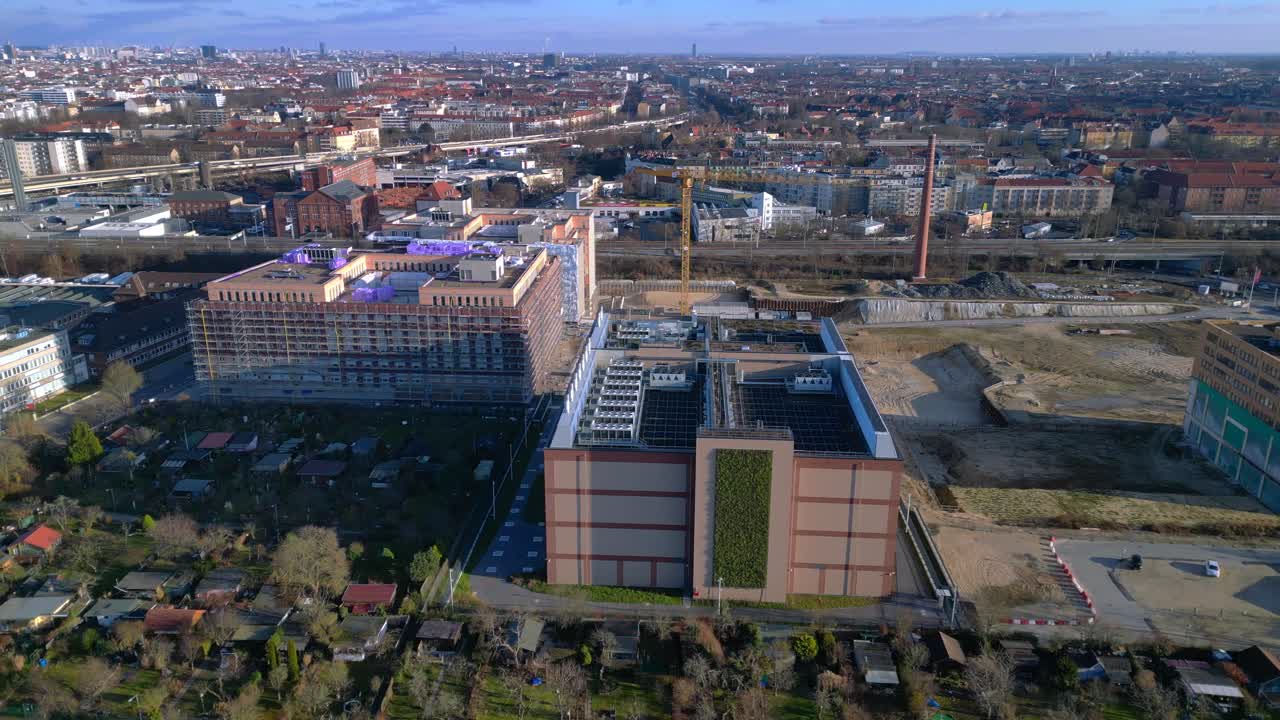 Edificio di datacenter con facciata a parete verde, infrastruttura tecnologica e informatica sostenibile su un paesaggio urbano. Rampa di accelerazione, hyper motion time lapse, splendida vista aerea, panorama, drone orbitale