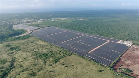 una enorme extensión de paneles solares en el parque fotovoltaico de cumayasa, la romana en la república dominicana