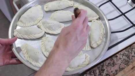 disparo estático del chef cocinando un lote de empanadas caseras