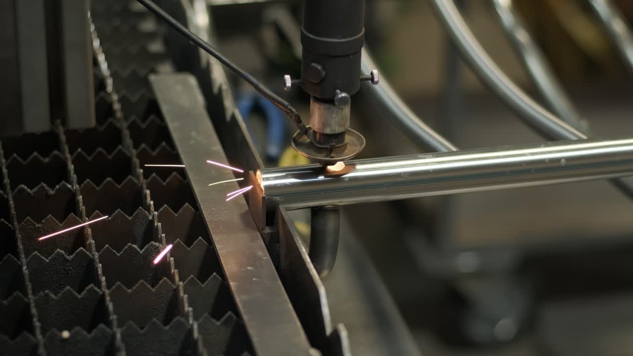 moderna macchina laser industriale con cnc, tecnologia di taglio del metallo. taglio laser di tubi d'acciaio in una fabbrica moderna. laser taglia buchi nel tubo.