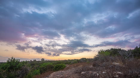 "captivador time-lapse de verano de 4k: hermoso paisaje nublado con nubes flotantes, impresionante puesta de sol y cielo azul - un maravilloso bucle de clima sereno de verano