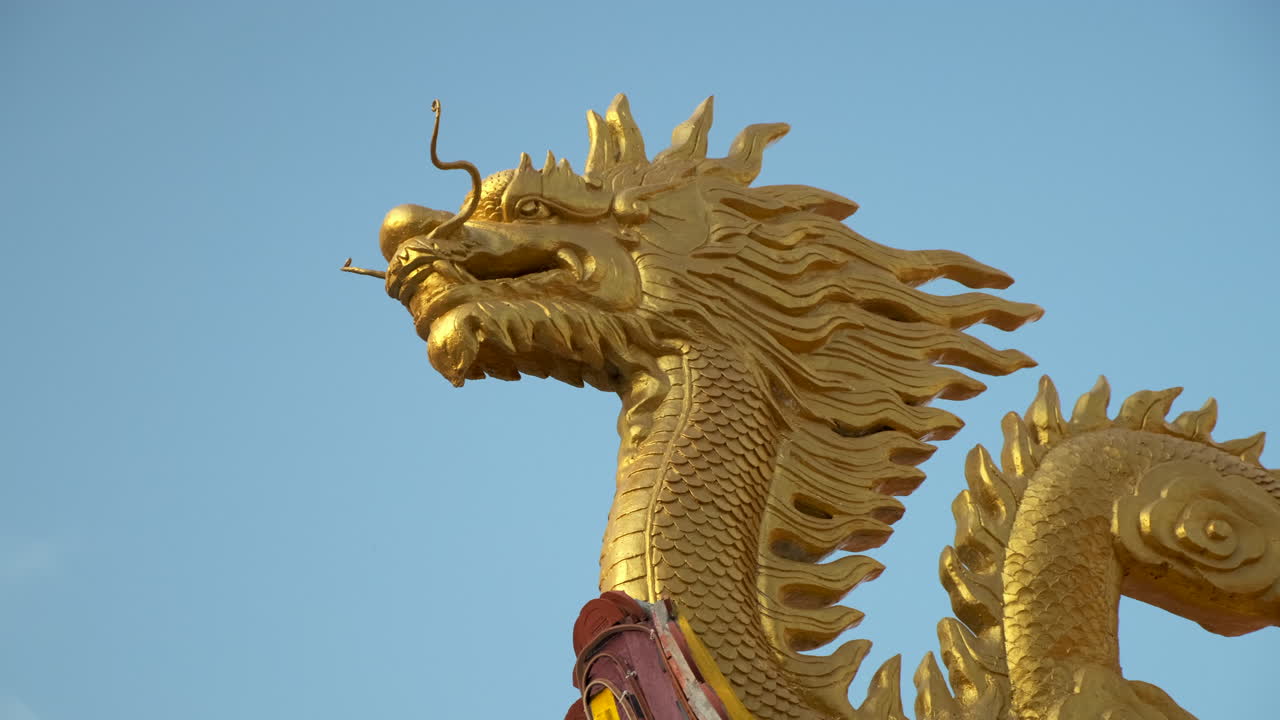 detalle de la escultura del dragón dorado