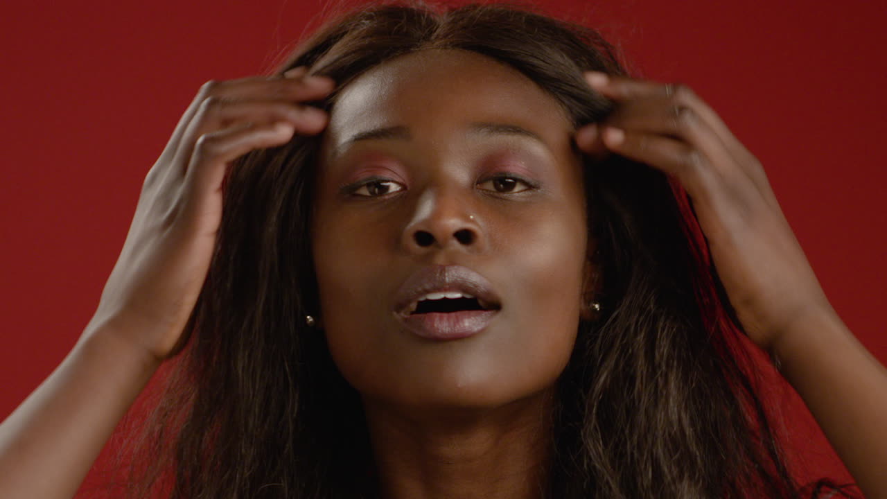 cu 여자는 그녀의 머리를 준비 가져옵니다