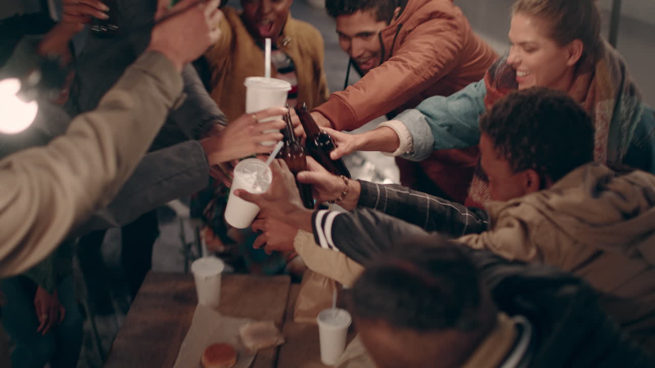 행복한 친구 그룹이 옥상 파티를 즐기고 알코올을 마시고 토스트를 만들고 재미있는 사회적 모임 밤에 우정을 축하합니다.