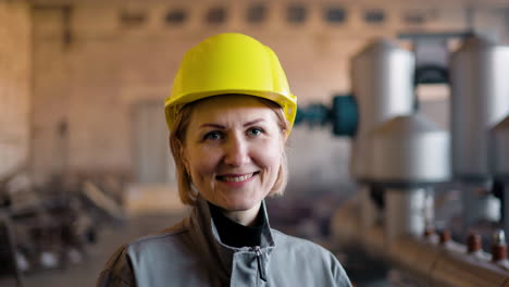 Blonde-Frau-In-Der-Fabrik