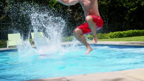 Familia-Disfrutando-En-La-Piscina