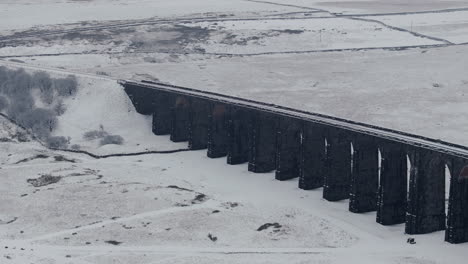 Disparo-De-Drones-De-Establecimiento-Descendente-Del-Viaducto-Ribblehead-En-Un-Día-Nevado-En-Yorkshire-Dales,-Reino-Unido