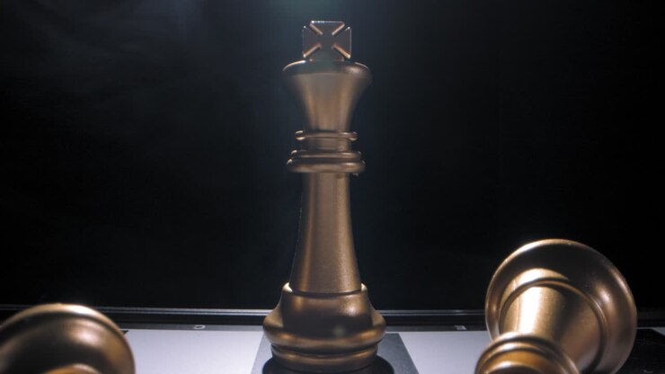 Re d'oro su scacchiera ultimo sopravvissuto, fumo vorticoso drammatico dietro