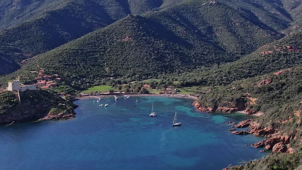 Vedute di una baia tranquilla con barche in Corsica, Francia