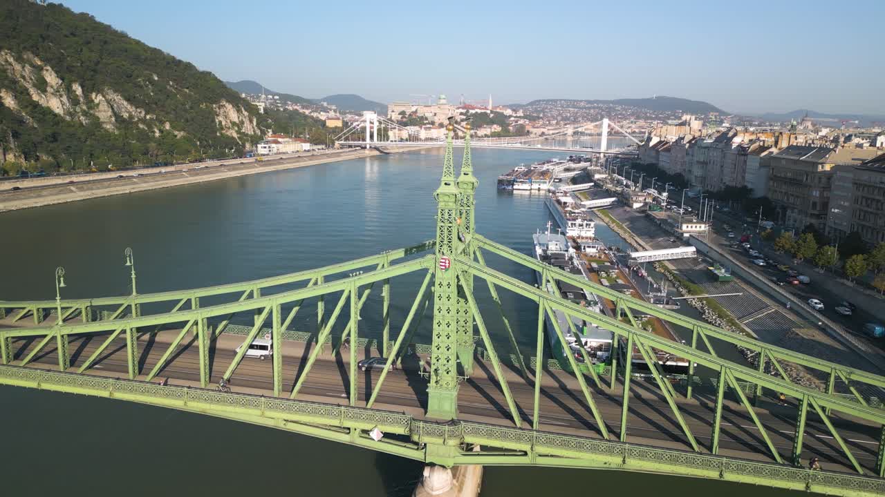 filmado en órbita sobre el puente de la libertad y el río danubio en budapest, hungría