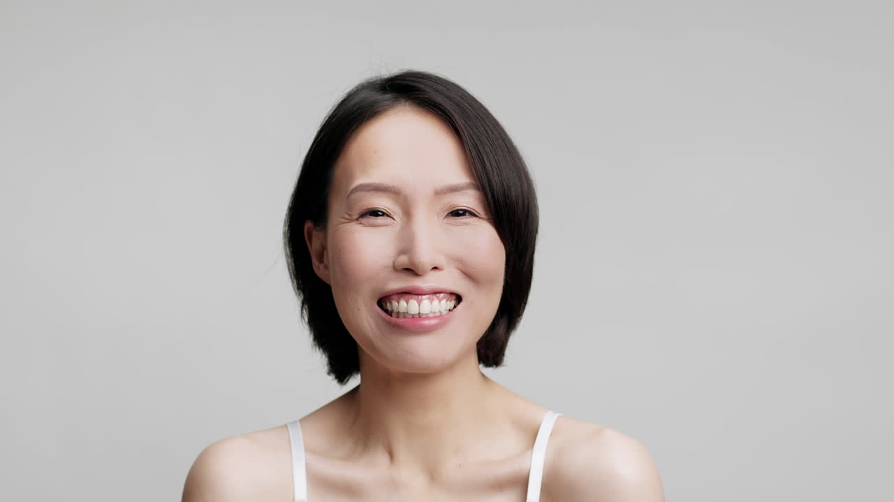 웃는 아시아 여성 초상화