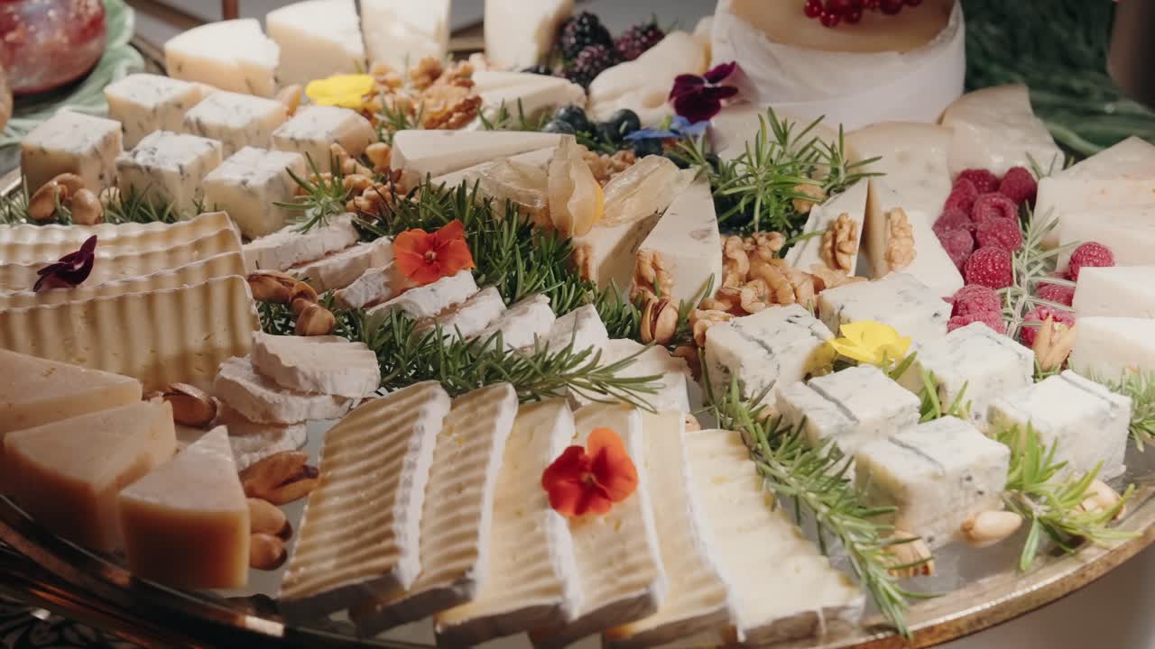 견과류와 베리로 장식된 고급 치즈 모음