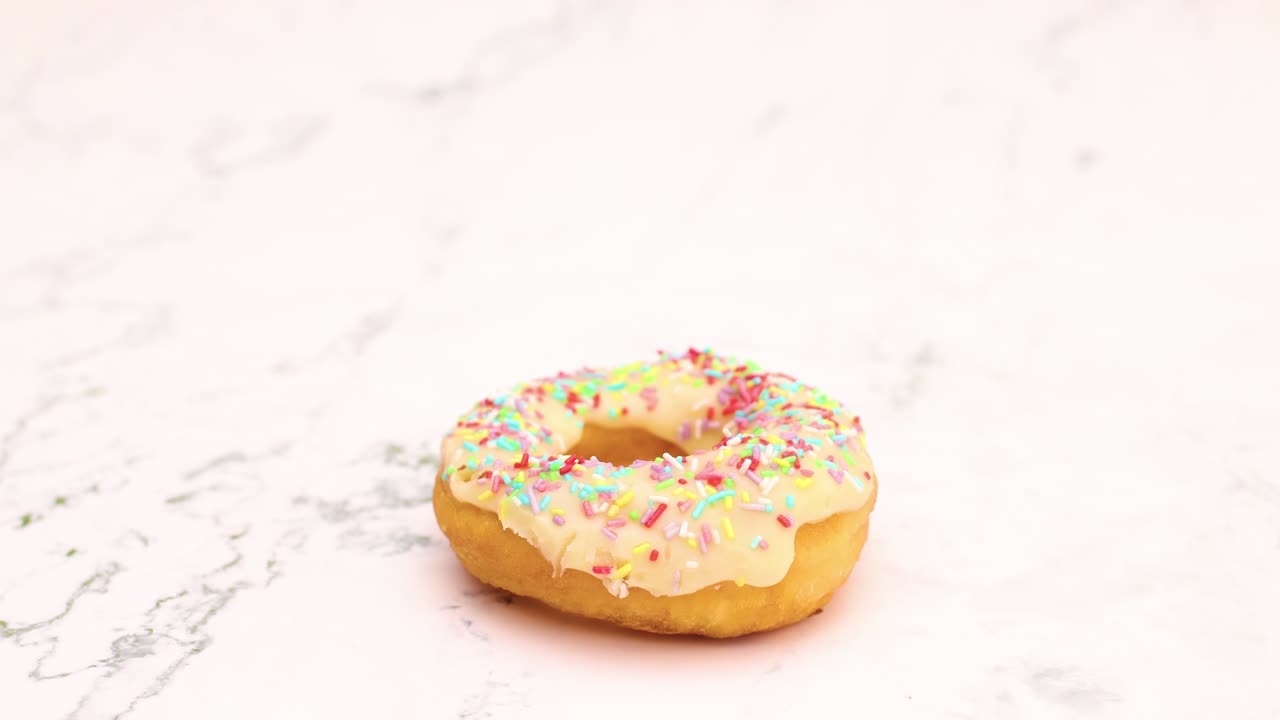 deliciosas rosquillas con chocolate esmaltado blanco girando en círculo - detenga el movimiento