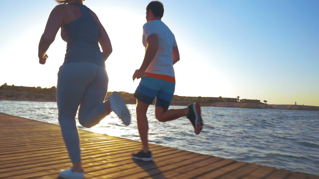 Persone che fanno jogging al mattino