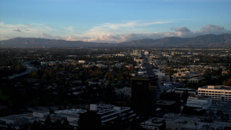 Lapso-De-Tiempo-De-Nubes-Rodando-Sobre-Montañas-Y-Ciudad,-La-Tarde-Se-Convierte-En-Noche-En-Burbank,-Cielo-Azul