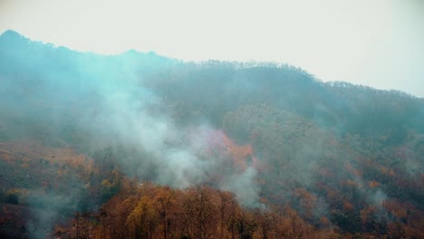 숲 화재의 스모그, 산림 벌채와 기후 위기, 태국, 마혼산의 열대우림 화재로 인한 독성 안개, 공중 영상 4k