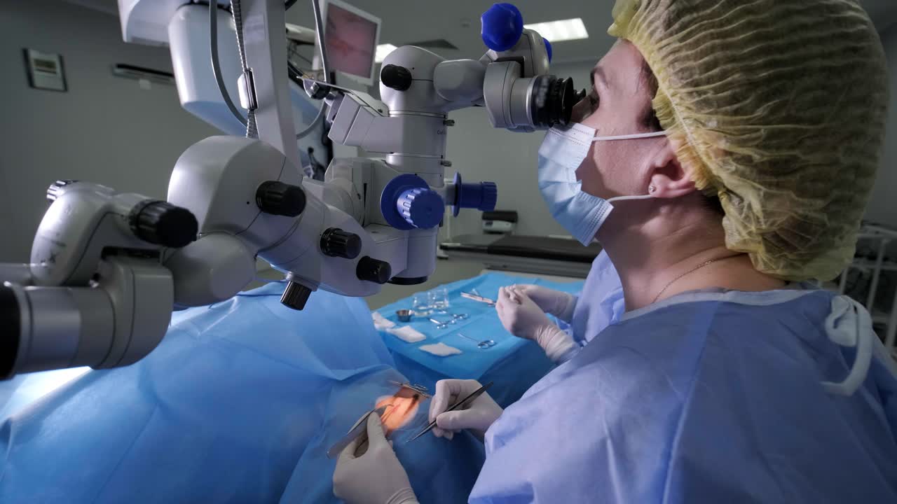 Operación de cirugía plástica de blefaroplastia, centrada en el rejuvenecimiento y la modificación de la región ocular