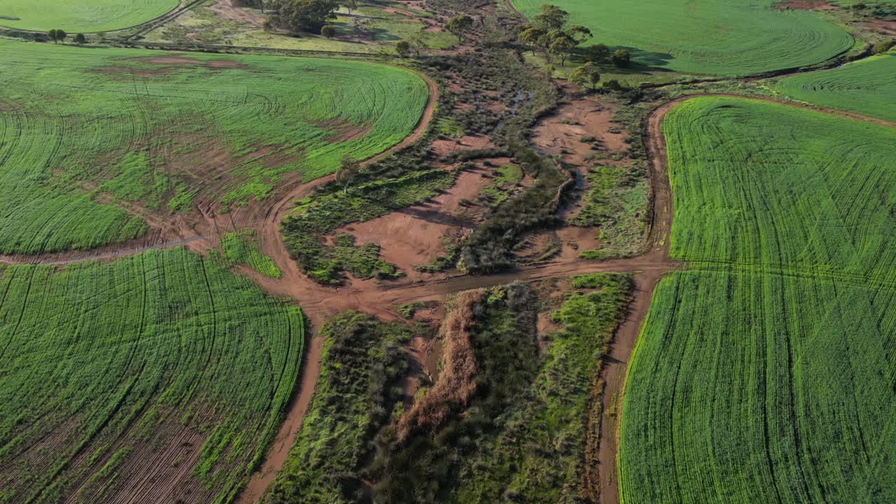 lecho seco de un río con orillas verdes, australia occidental