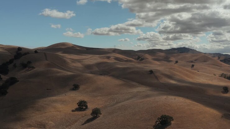 Ripresa aerea della campagna californiana con colline, cieli azzurri perfetti e nuvole, Concord, CA.