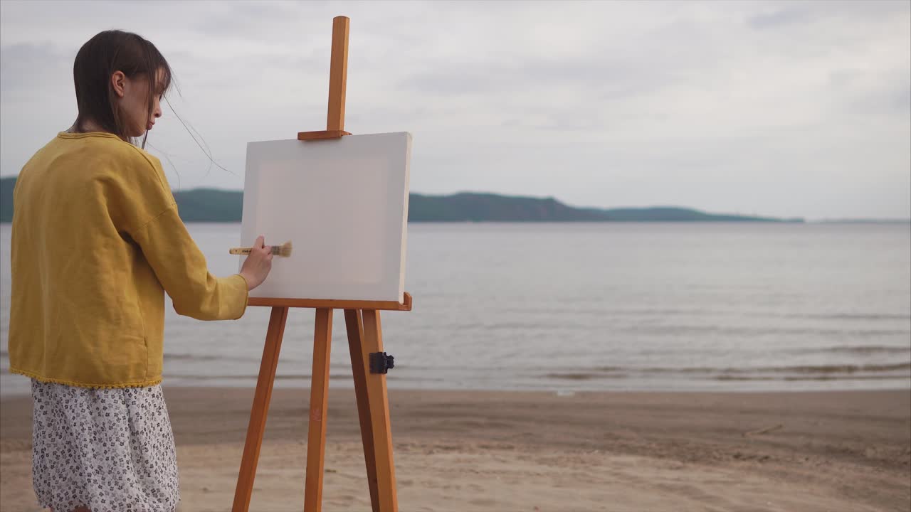 해변에 있는 여자 그림