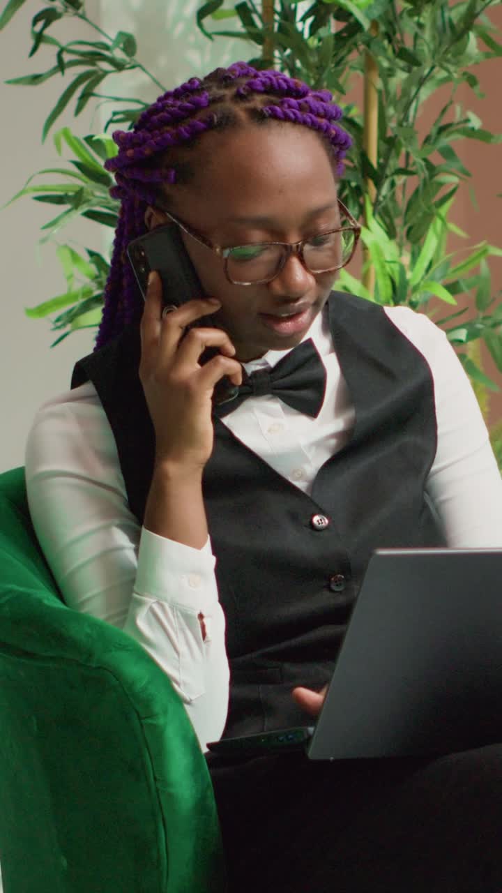 Video verticale. Donna receptionist che parla al telefono